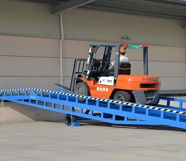 洛浦移动式卸货平台（叉车用）